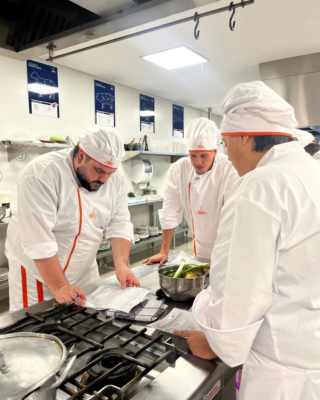 Dos alumnos cocinando frente a la hornalla