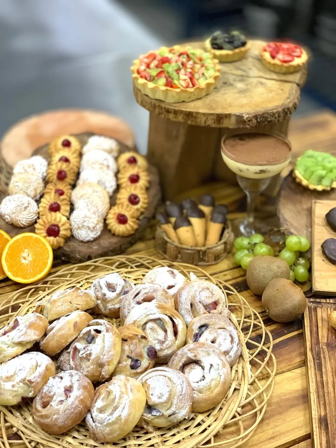 Mesa de producción de pastelería con tartas y masas