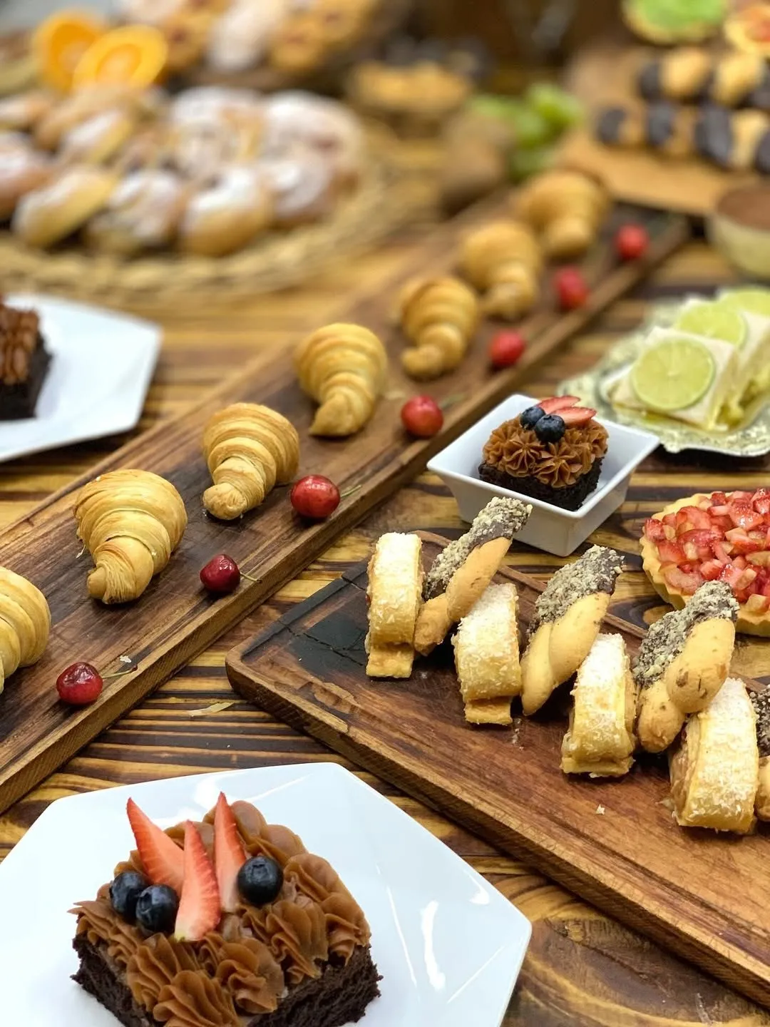 Bandeja de facturas, croissants y bocados de pastelería
