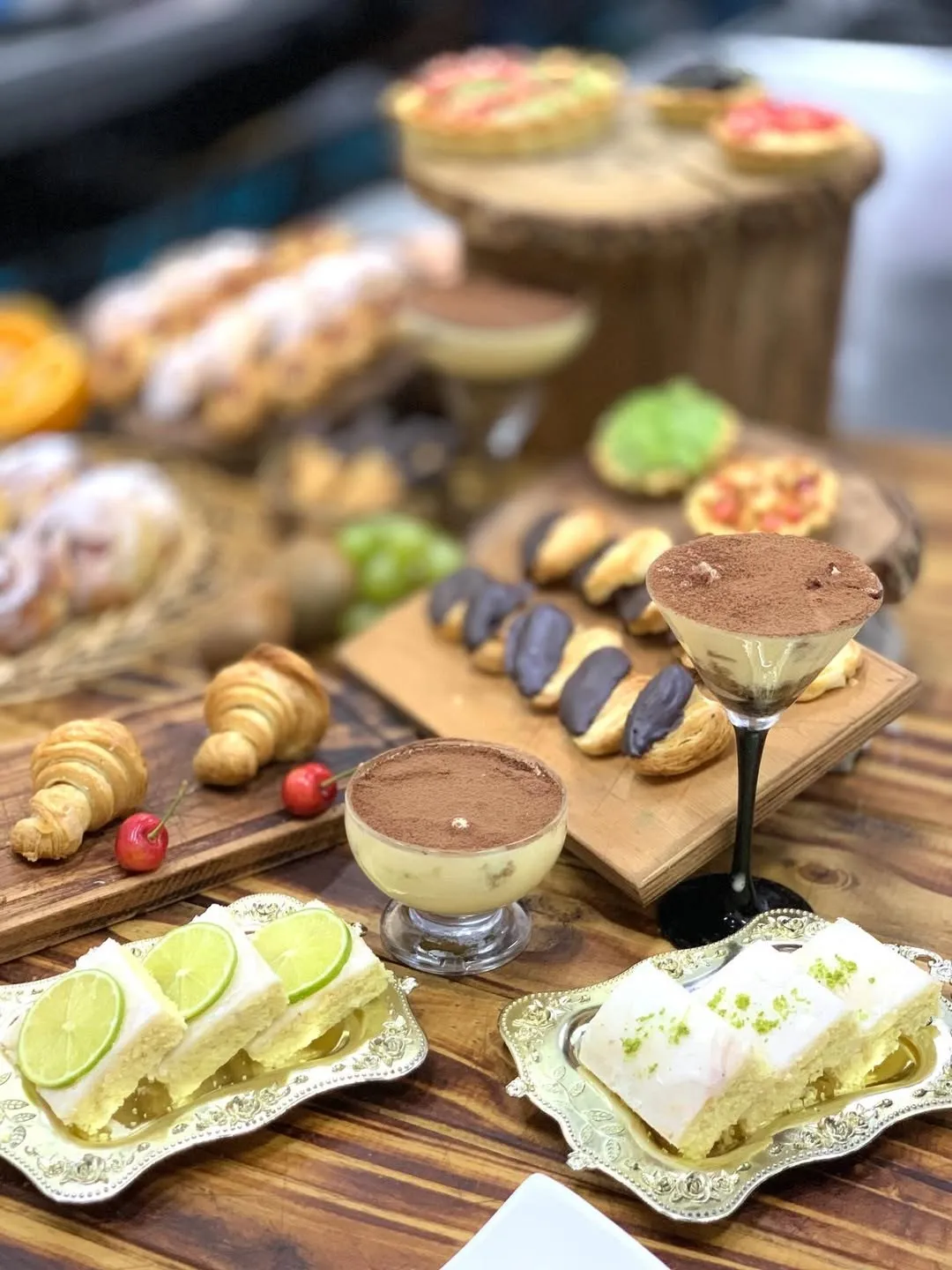Mesa de pastelería con tartas, croissants y bocados dulces