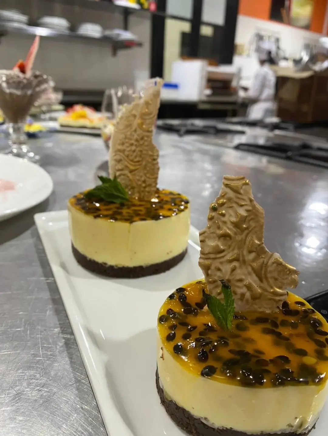 Postres individuales de maracuyá con decoración de chocolate