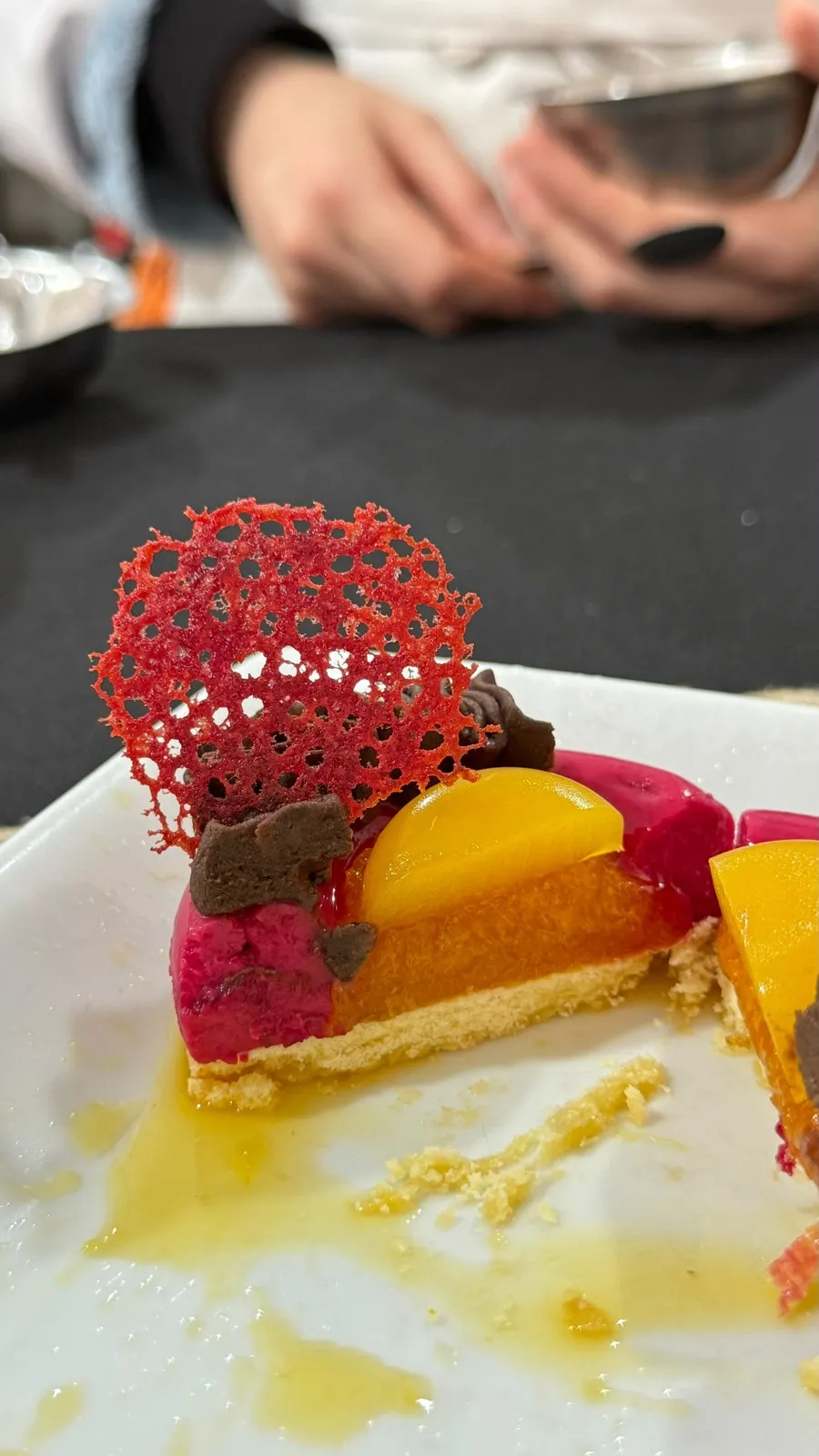 Postre de frutos rojos con teja calada de caramelo