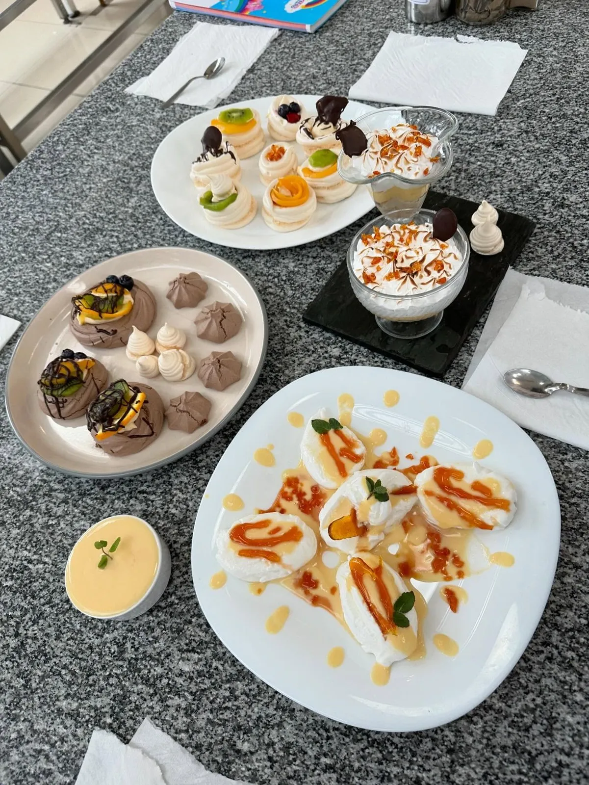 Platos de pastas y bocados preparados en clase