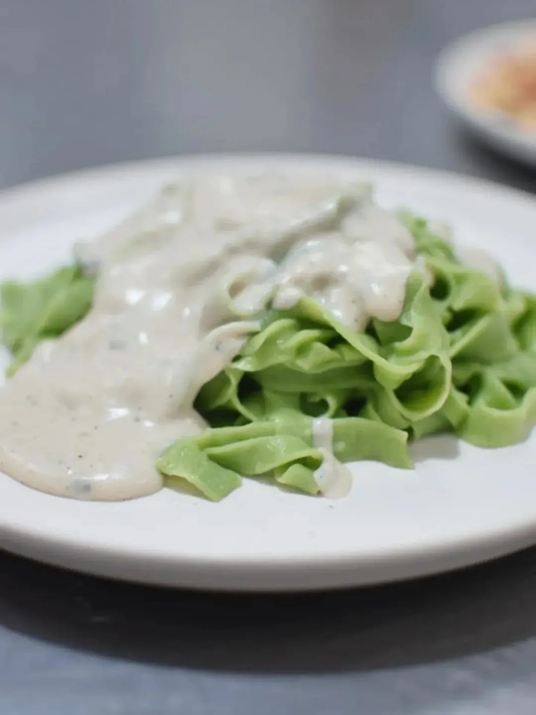 Pasta fresca con salsa de crema y espinaca
