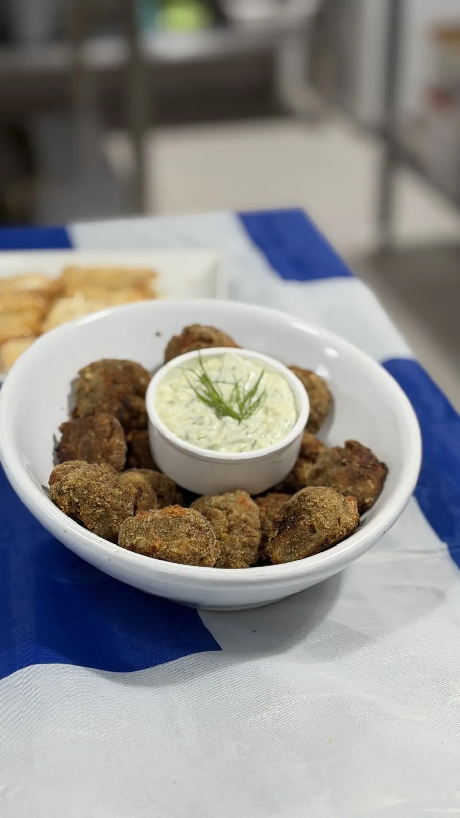 Croquetas doradas con salsa de hierbas
