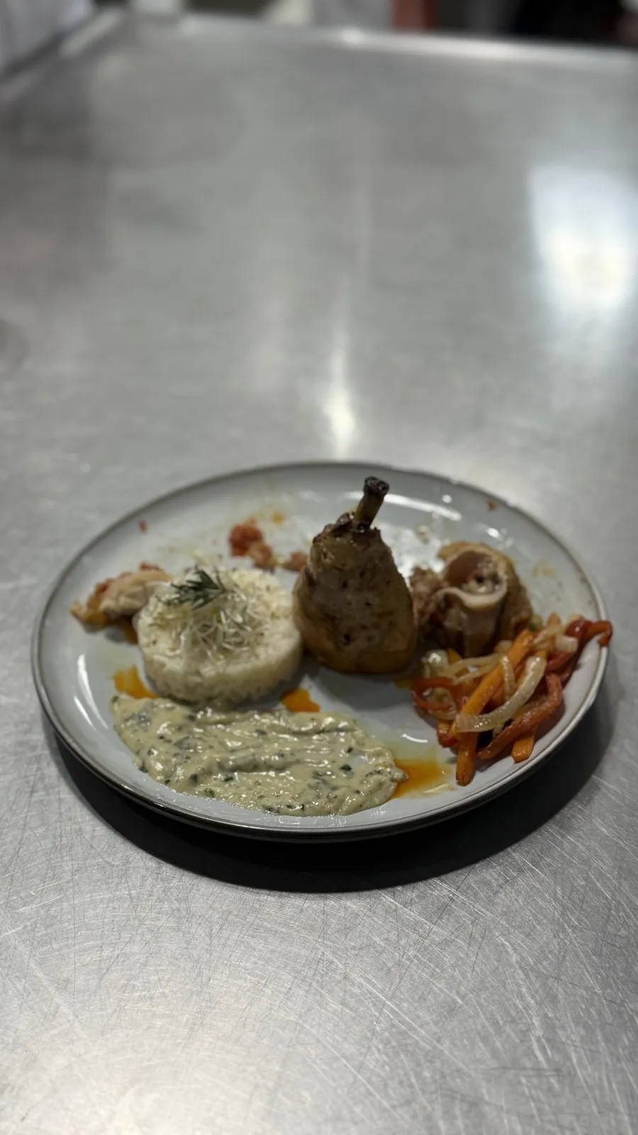 Plato de carne braseada con guarnición