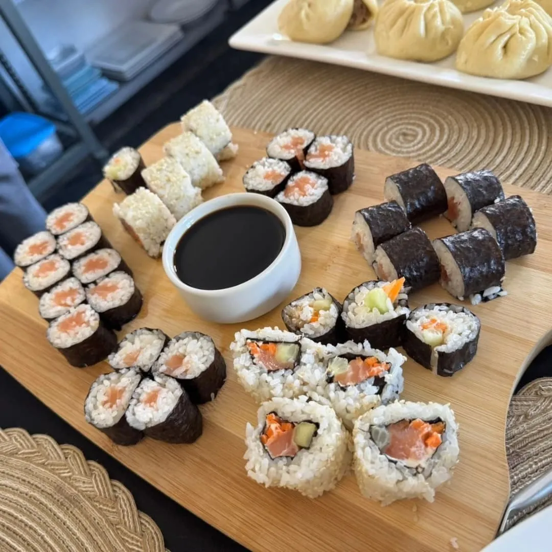 Tabla de sushi con rolls y salsa de soja