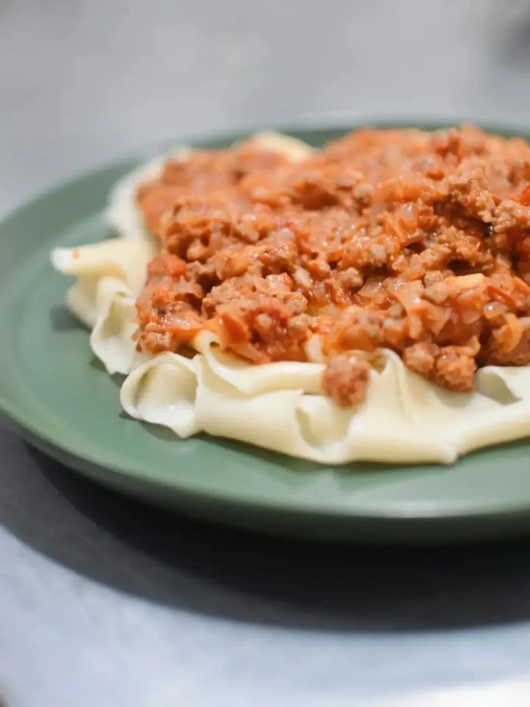 Ravioles con ragú de carne servidos en plato