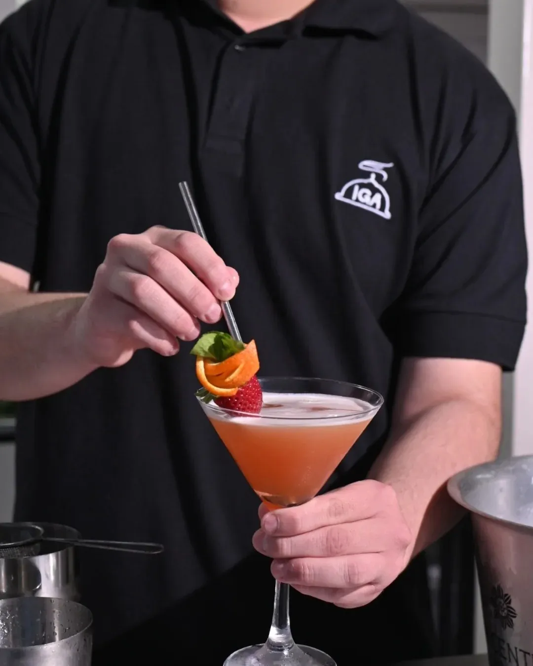 Trago tipo spritz con pomelo rosado servido en copa