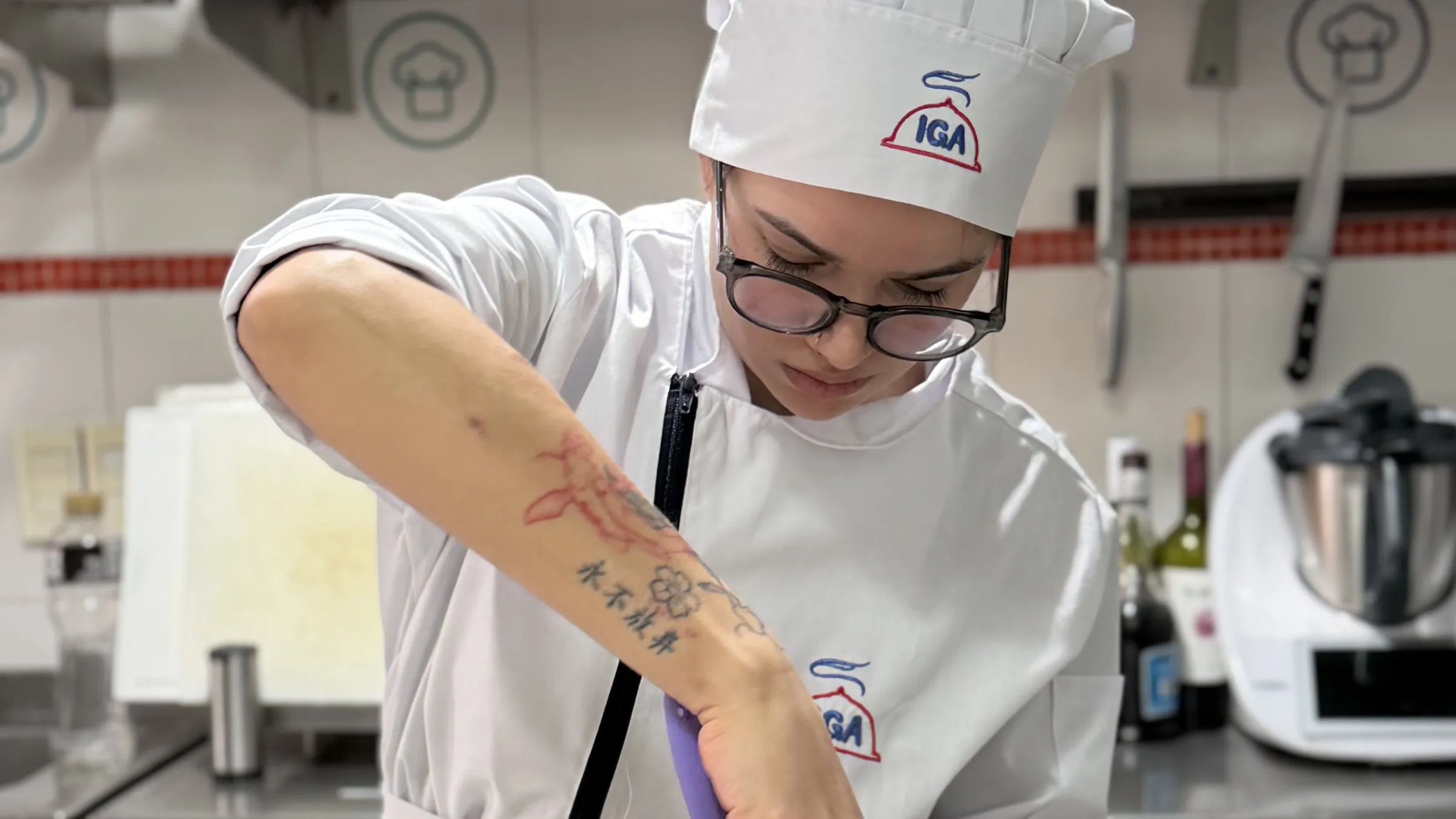 Alumna trabajando con espátula durante una clase de pastelería