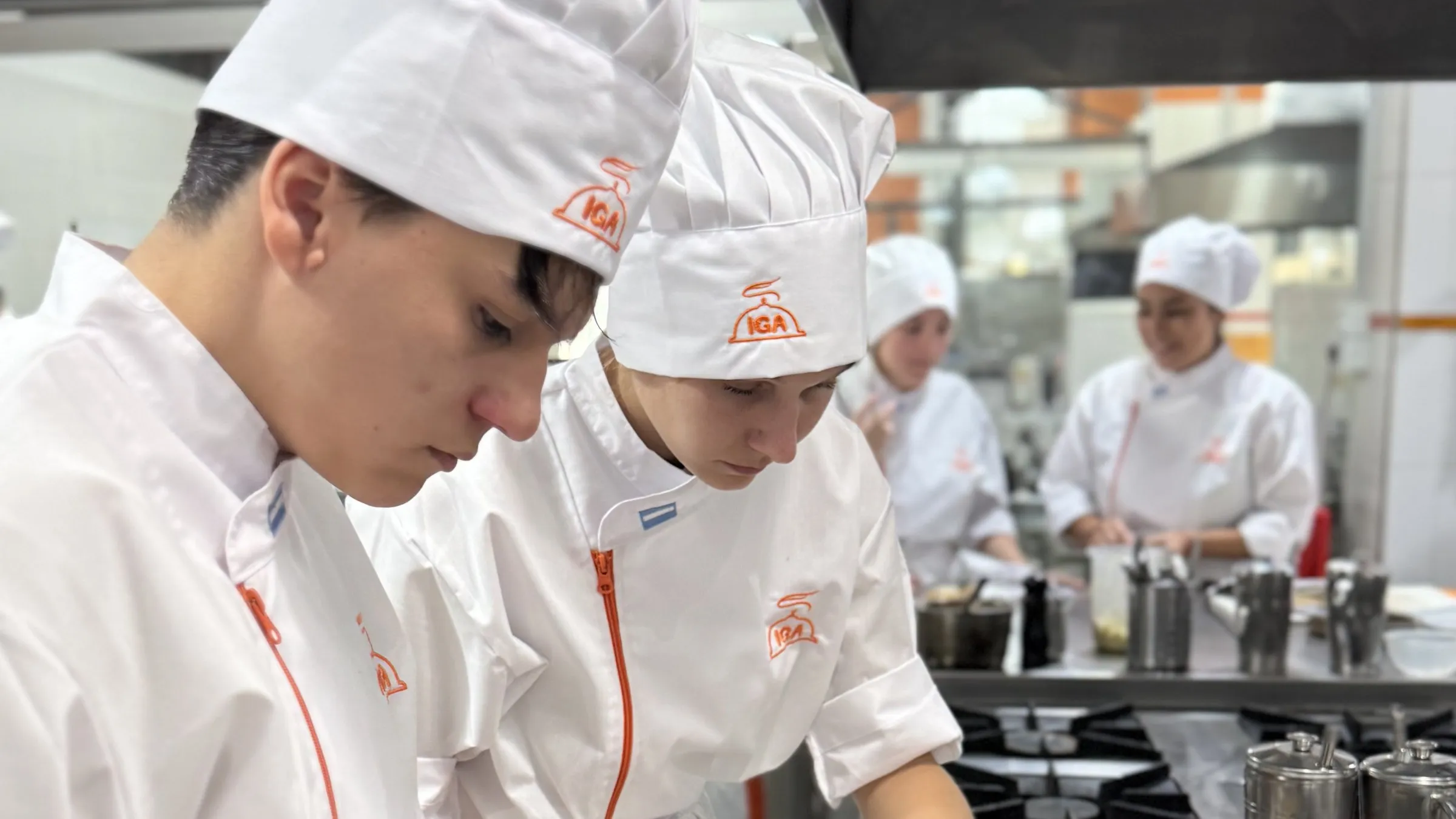 Alumnos cocinando juntos durante una clase práctica